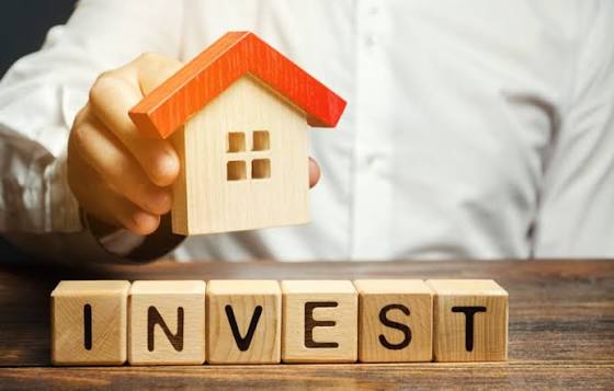 Infographic comparing real estate investing blogs and webinars.